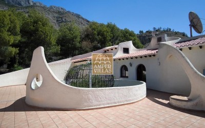 Fantastic villa with large plot, offering privacy and sea views.